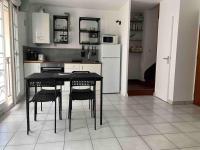 Kuchyňa alebo kuchynka v ubytovaní Duplex sur le port du Croisic