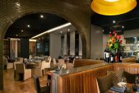 Un restaurante con mesas y sillas y un bar. en Delta Hotels by Marriott Dallas Southlake, en Southlake