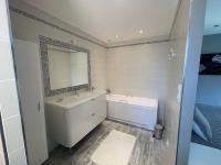 Łazienka w obiekcie VILLA PALMIER avec PISCINE CHAUFFÉE PRIVÉE proche D'UZES ET ANDUZE
