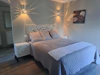 Łóżko lub łóżka w pokoju w obiekcie VILLA PALMIER avec PISCINE CHAUFFÉE PRIVÉE proche D'UZES ET ANDUZE