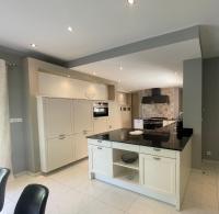 Kuchnia lub aneks kuchenny w obiekcie VILLA PALMIER avec PISCINE CHAUFFÉE PRIVÉE proche D'UZES ET ANDUZE