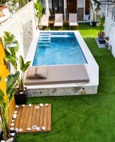 Bazén v ubytování Del Sol Suites nebo v jeho okolí