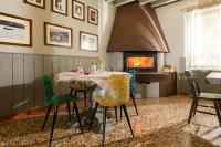 Un comedor con mesa y chimenea. en Contra' Contarini, en Campolongo Sul Brenta