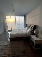 Postel nebo postele na pokoji v ubytování Luxury full sea view flat