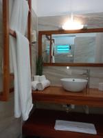 y baño con lavabo y espejo. en HAMACA 107 KAWANN CENTER, en Grand-Bourg