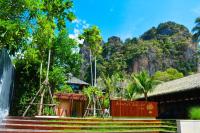 un edificio con escaleras y una cascada frente a una montaña en Avatar Railay-Adults Only, en Railay Beach