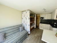 Kuchyňa alebo kuchynka v ubytovaní Studio rénové en rez-de-jardin, terrasse et plage à 3 min à pied - FR-1-723-99