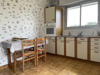 Kuchnia lub aneks kuchenny w obiekcie Maison 3 pièces, vue Ria d'Étel, jardin clos, proche mer et plages - FR-1-397-71