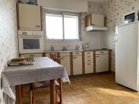 Kuchnia lub aneks kuchenny w obiekcie Maison 3 pièces, vue Ria d'Étel, jardin clos, proche mer et plages - FR-1-397-71