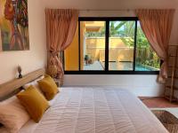 Postel nebo postele na pokoji v ubytování The Orange Villa Near Beach 海灘附近的家庭別墅