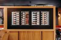 Una exhibición de botellas de vino en una vinoteca. en Gîte Tribü, en Eaux-Bonnes