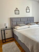 Un dormitorio con dos camas y una mesa con lámpara. en Apartment Isabell, en Split