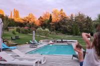 Basen w obiekcie Chalet bois cosy avec piscine Aix nature lub w pobliżu