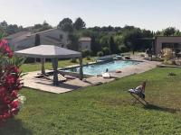 Basen w obiekcie Chalet bois cosy avec piscine Aix nature lub w pobliżu