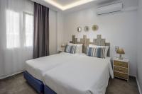Łóżko lub łóżka w pokoju w obiekcie Semes Luxury Apts by Estia