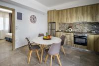 Kuchnia lub aneks kuchenny w obiekcie Semes Luxury Apts by Estia