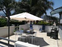 A seating area at DA ISINOE