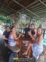 un grupo de personas sentadas en una mesa en Yenbainus homestay, en Yennanas Besir