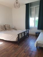 Łóżko lub łóżka w pokoju w obiekcie Agréable appartement lumineux au centre-ville