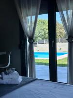 Bazén v ubytovaní Villa Rose Ground Floor - Private Swimming Pool Garden alebo v jeho blízkosti