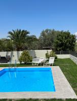 Bazén v ubytovaní Villa Rose Ground Floor - Private Swimming Pool Garden alebo v jeho blízkosti