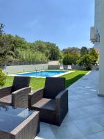 Bazén v ubytovaní Villa Rose Ground Floor - Private Swimming Pool Garden alebo v jeho blízkosti