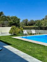 Bazén v ubytovaní Villa Rose Ground Floor - Private Swimming Pool Garden alebo v jeho blízkosti
