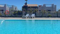 Bazén v ubytovaní Sunny Luxury Apartment with two great sunny - level terraces, two swimming pools, in a new complex Pueblo Majorero, close to Fuerteventura Golf Club, next to the beach , Atlantico Shopping Mall and casino in Caleta de Fuste alebo v jeho blízkosti