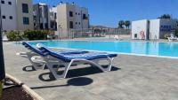 Bazén v ubytovaní Sunny Luxury Apartment with two great sunny - level terraces, two swimming pools, in a new complex Pueblo Majorero, close to Fuerteventura Golf Club, next to the beach , Atlantico Shopping Mall and casino in Caleta de Fuste alebo v jeho blízkosti