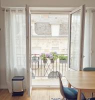 a room with a window and a table and chairs at Grand Appartement Familial, Tours Centre, Parking in Tours