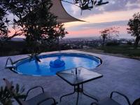 Bazén v ubytovaní Yiorgos, amazing sunset view house alebo v jeho blízkosti