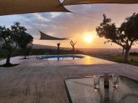 Bazén v ubytovaní Yiorgos, amazing sunset view house alebo v jeho blízkosti