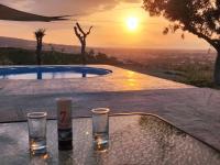 Bazén v ubytovaní Yiorgos, amazing sunset view house alebo v jeho blízkosti