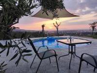 Bazén v ubytovaní Yiorgos, amazing sunset view house alebo v jeho blízkosti
