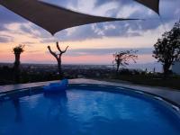 Bazén v ubytovaní Yiorgos, amazing sunset view house alebo v jeho blízkosti