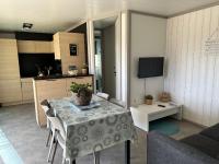 Telewizja i/lub zestaw kina domowego w obiekcie Cottage parc résidentiel de loisir