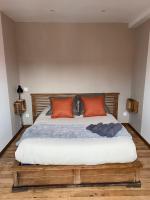 a bedroom with a large bed with orange pillows at Superbe appartement F4 au cœur de Malo-les-bains in Dunkerque