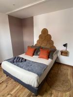 a bedroom with a bed with orange pillows at Superbe appartement F4 au cœur de Malo-les-bains in Dunkerque