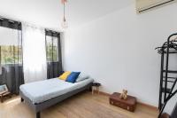 Łóżko lub łóżka w pokoju w obiekcie *Le Cosy* 3 chambres hypercentre - Parking - Wifi