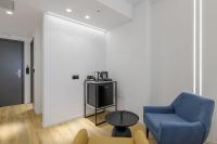 Televízia a/alebo spoločenská miestnosť v ubytovaní Acropolis Magenta Luxury Suites