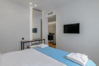 Televízia a/alebo spoločenská miestnosť v ubytovaní Acropolis Magenta Luxury Suites