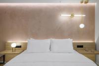 Posteľ alebo postele v izbe v ubytovaní Acropolis Magenta Luxury Suites