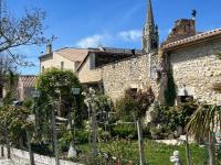 Vonkajšia záhrada v ubytovaní La Maison Blanche à Saint-Yzans-de-Médoc