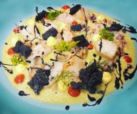 um prato de comida com uma pizza numa mesa em Da Gigi Alpine Rooms em Crandola Valsassina