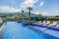 Bazén v ubytování Best Western Patong Beach nebo v jeho okolí