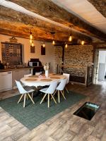 Kuchyňa alebo kuchynka v ubytovaní Domaine de la Ville Chérel, maison en pierre