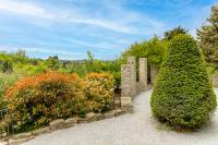 Ogród w obiekcie Sous les remparts la maison Pimprenelle
