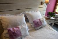 Una cama o camas en una habitaci&oacute;n de Le Petit Relais