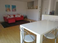 ein Wohnzimmer mit einem roten Sofa, einem Tisch und Stühlen in der Unterkunft Petit Paris - Incantevole appartamento in centro a Cannes a pochi passi dal Palais de Festival in Cannes