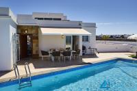 Bazén v ubytování Casa Nostra - LH195 By Villas Now Ltd nebo v jeho okolí
